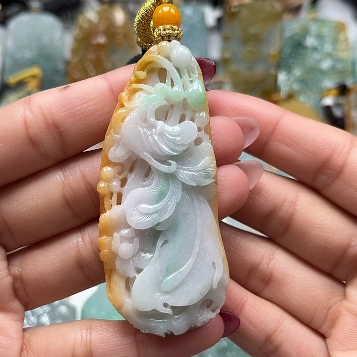 翡翠未镶嵌颈饰凤牌