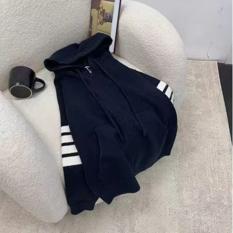 秋冬新款高端时尚轻奢高级感四道杠针织连帽开衫百搭显瘦毛衣外套