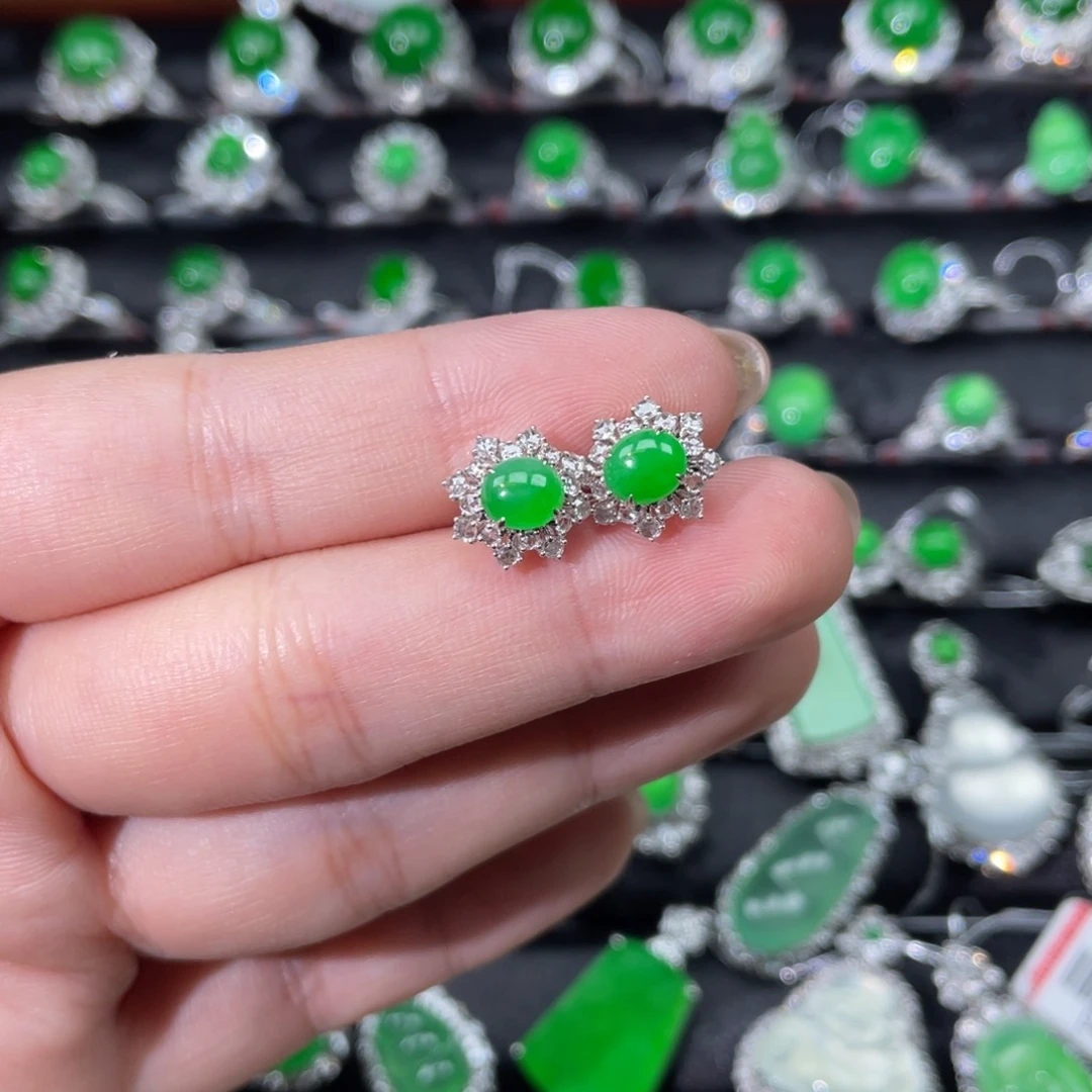 翡翠18K金镶嵌颈饰阳绿蛋面耳钉