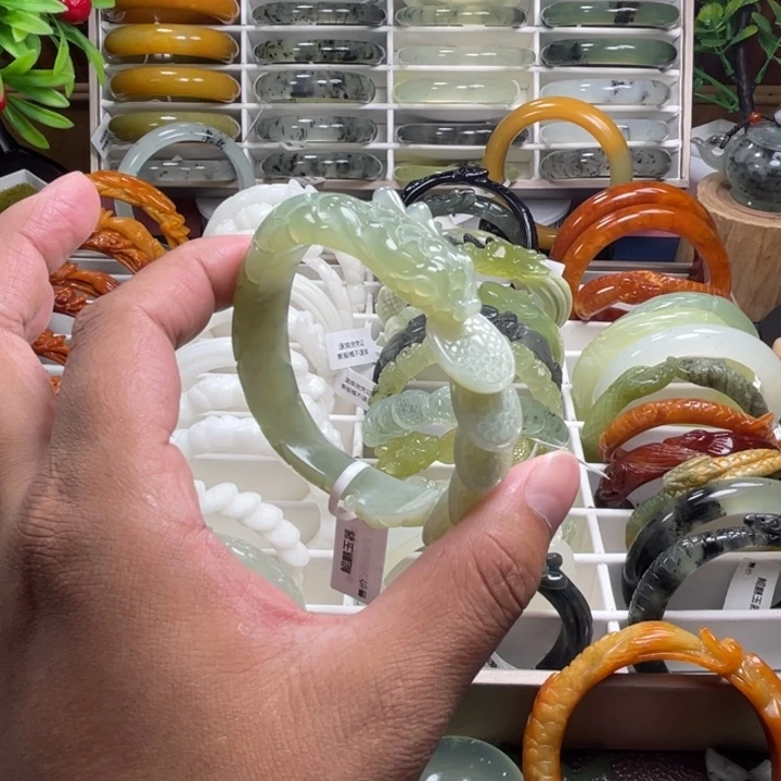 蛇纹石玉未镶嵌手镯