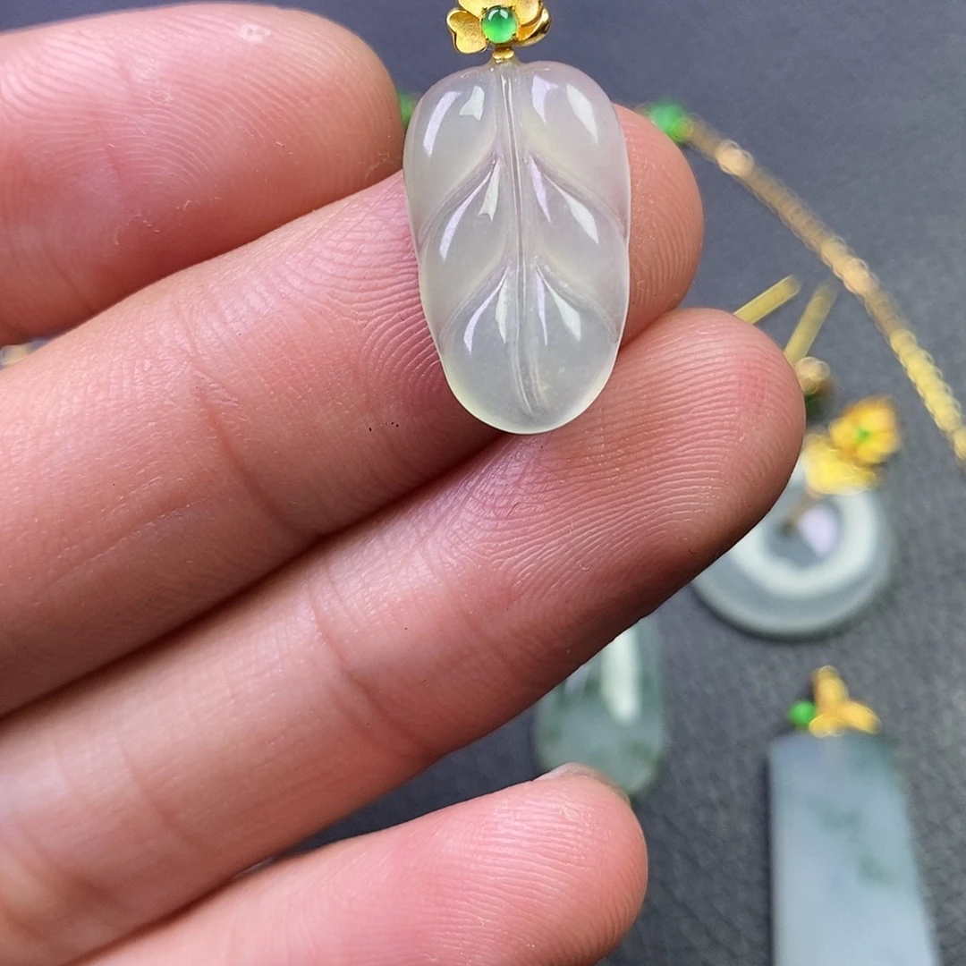 颈饰18K金镶嵌翡翠