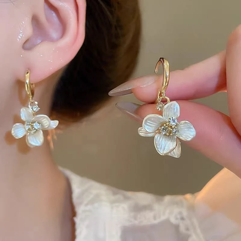 法式白色花朵耳环2025新款爆款高级感耳扣轻奢时尚气质耳饰耳钉女