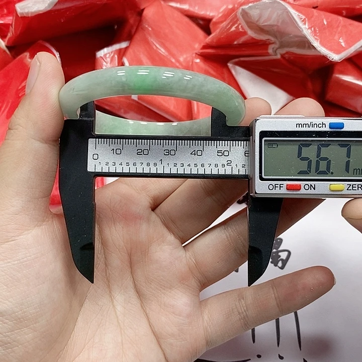 翡翠手镯未镶嵌4。