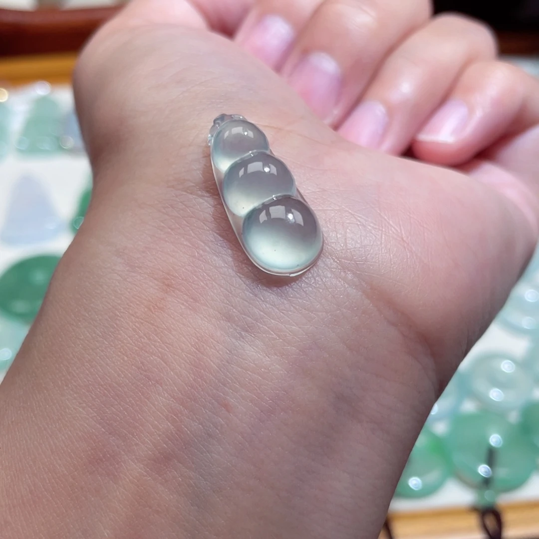 翡翠未镶嵌颈饰豆子