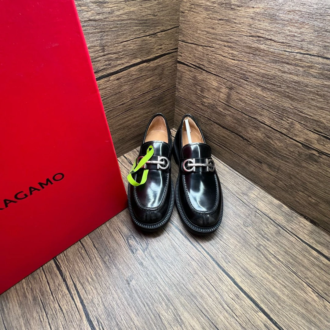 全新未使用 FERRAGAMO/菲拉格慕 锁扣乐福鞋 39.5码/原盒防尘袋