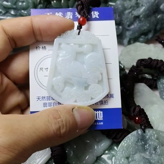 翡翠未镶嵌颈饰挂件