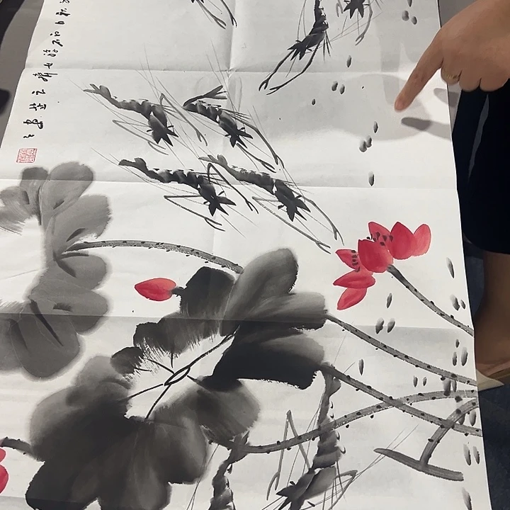 客厅的灯亮了起来