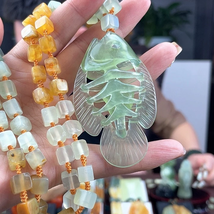 蛇纹石玉颈饰未镶嵌