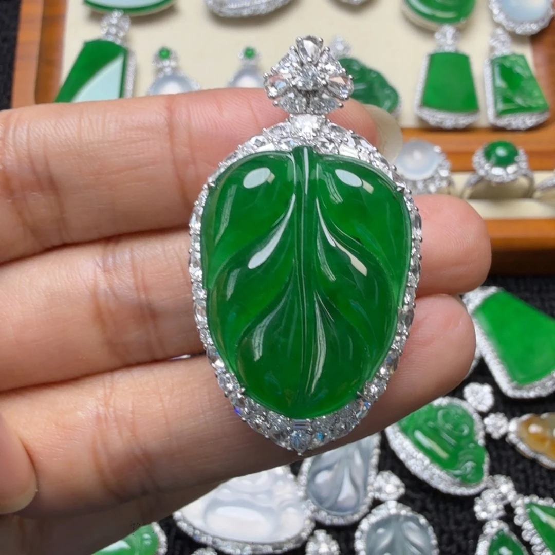 翡翠18K金镶嵌颈饰吊坠