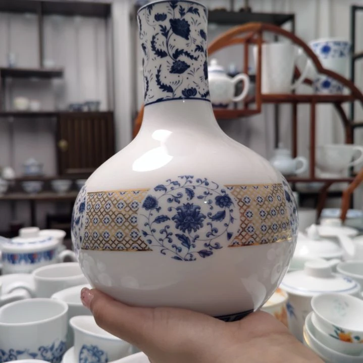 瓷缠枝莲天球瓶一个