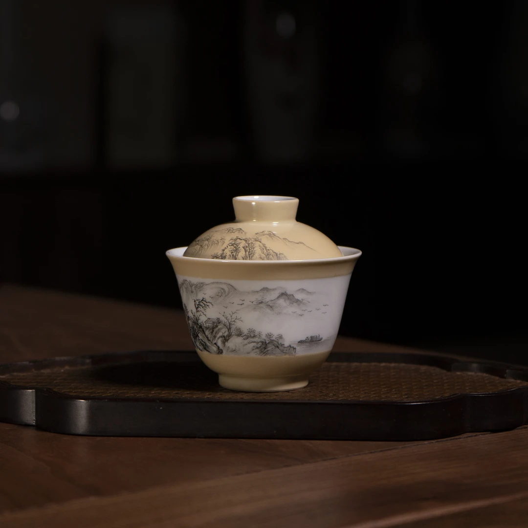 旬祥唐/唐芙琼墨彩黄地卷轴山水铃铛两才盖碗手工手绘陶瓷茶碗