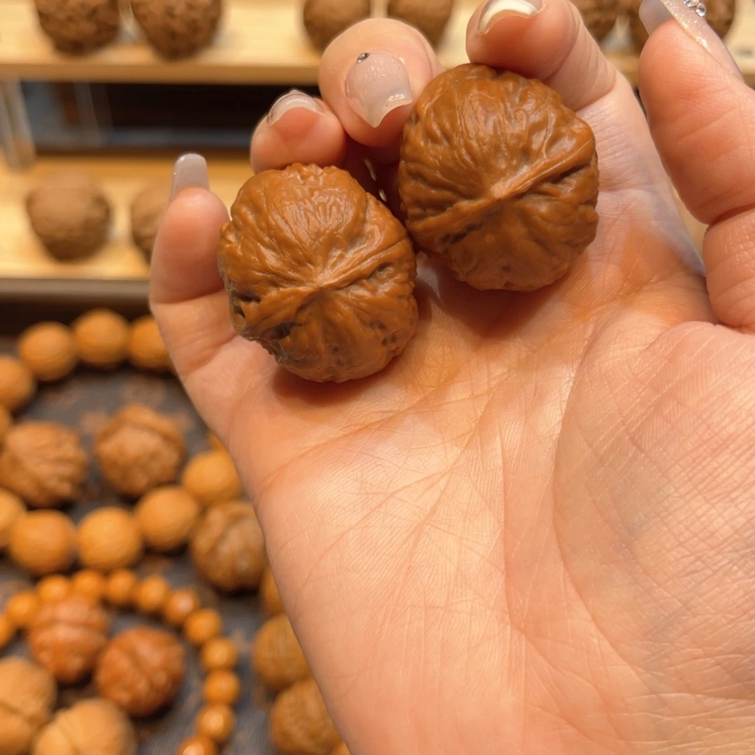 文玩核桃把件红皮元宝