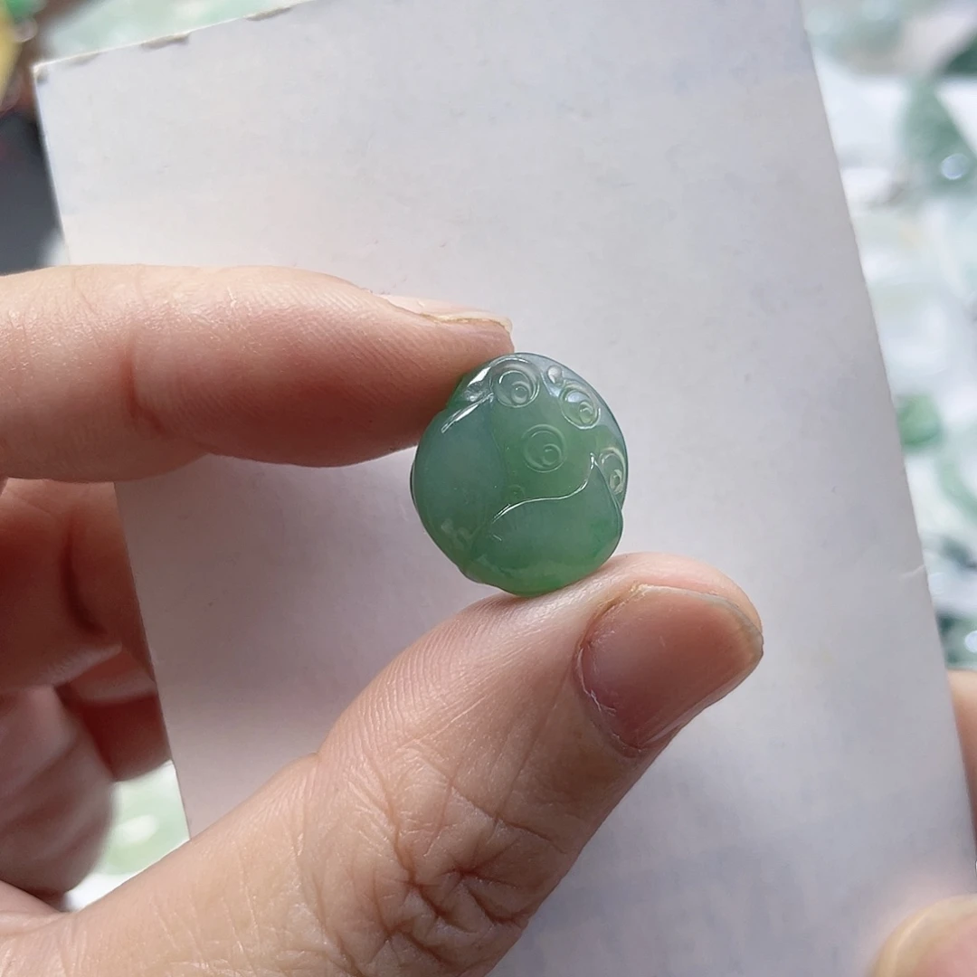翡翠未镶嵌颈饰莲花