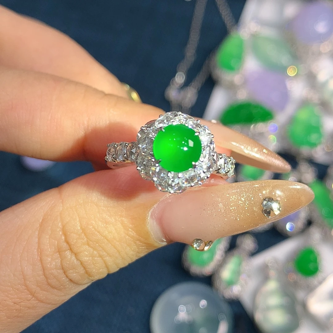 翡翠18K金镶嵌颈饰正圆蛋面戒指