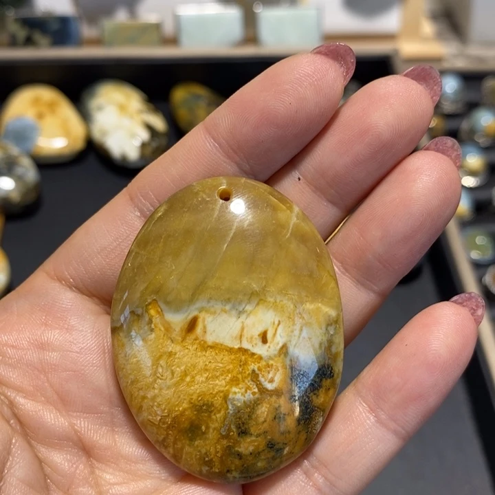 蛇纹石玉未镶嵌颈饰