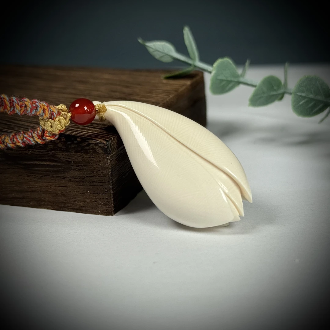 H91-57天然猛犸牙雕刻玉兰花46.5×21×12.5mm支持鉴定 假一罚四