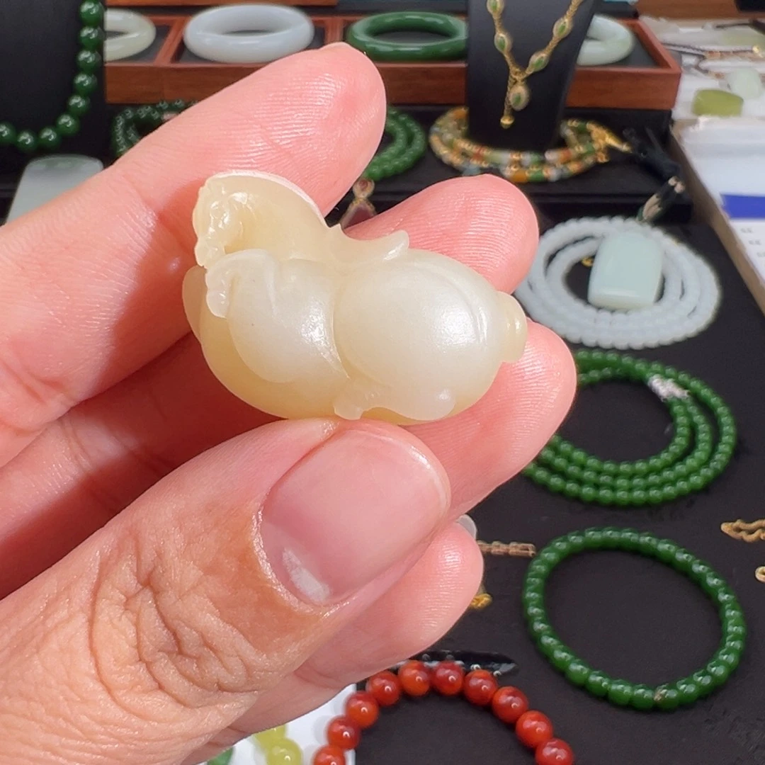 和田玉（糖玉）未镶嵌颈饰蜜糖立体胖