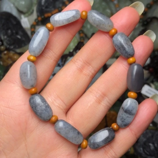 和田玉未镶嵌把件