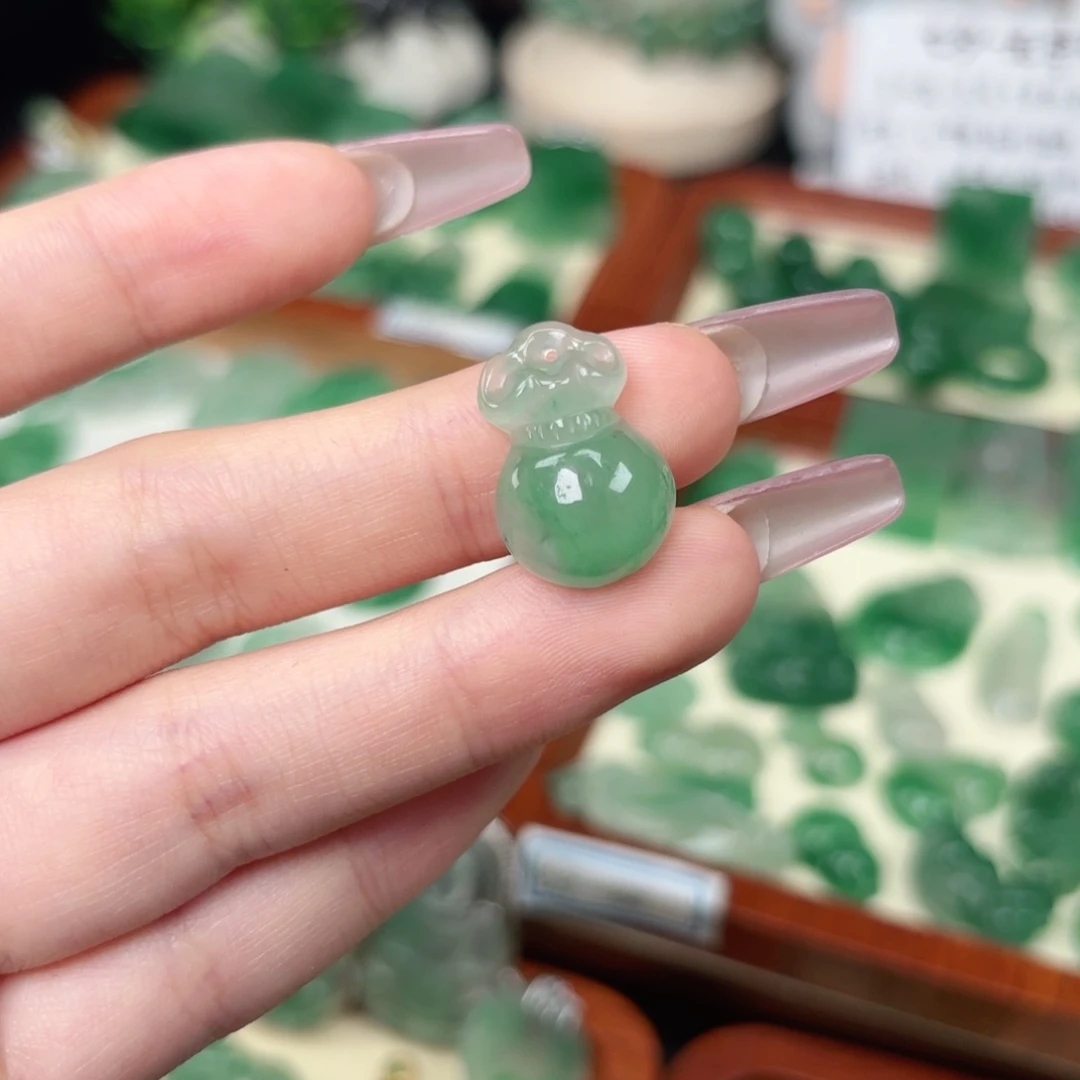 颈饰未镶嵌石英质玉（非洲翠）