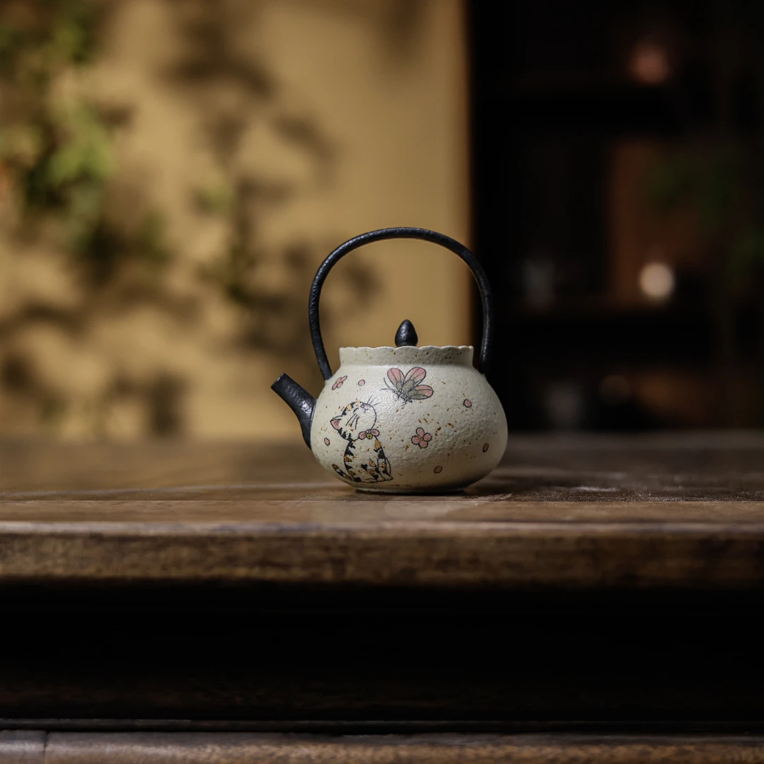 【小田甄陶】小猫戏蝶提梁壶（斋居底款）160ml（Q8021）