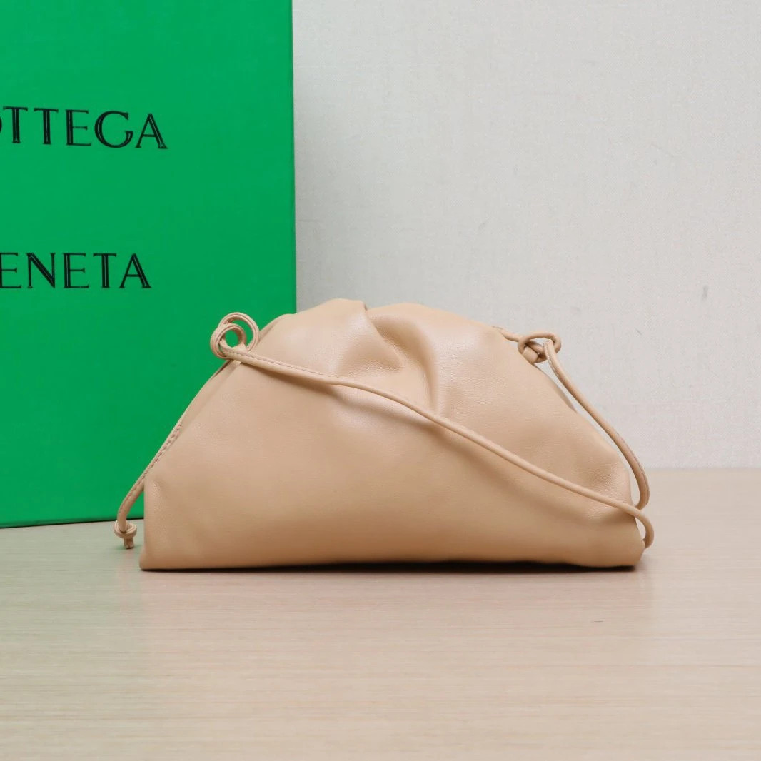 99新 BOTTEGA VENETA/葆蝶家 小花6枫  云朵包 Mini 22 奶茶色