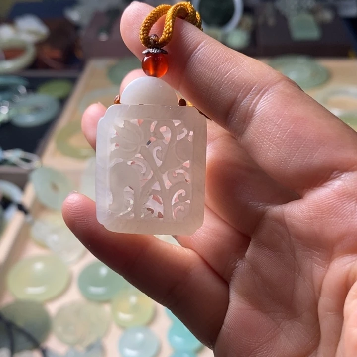 粘***马和田玉未镶嵌颈饰