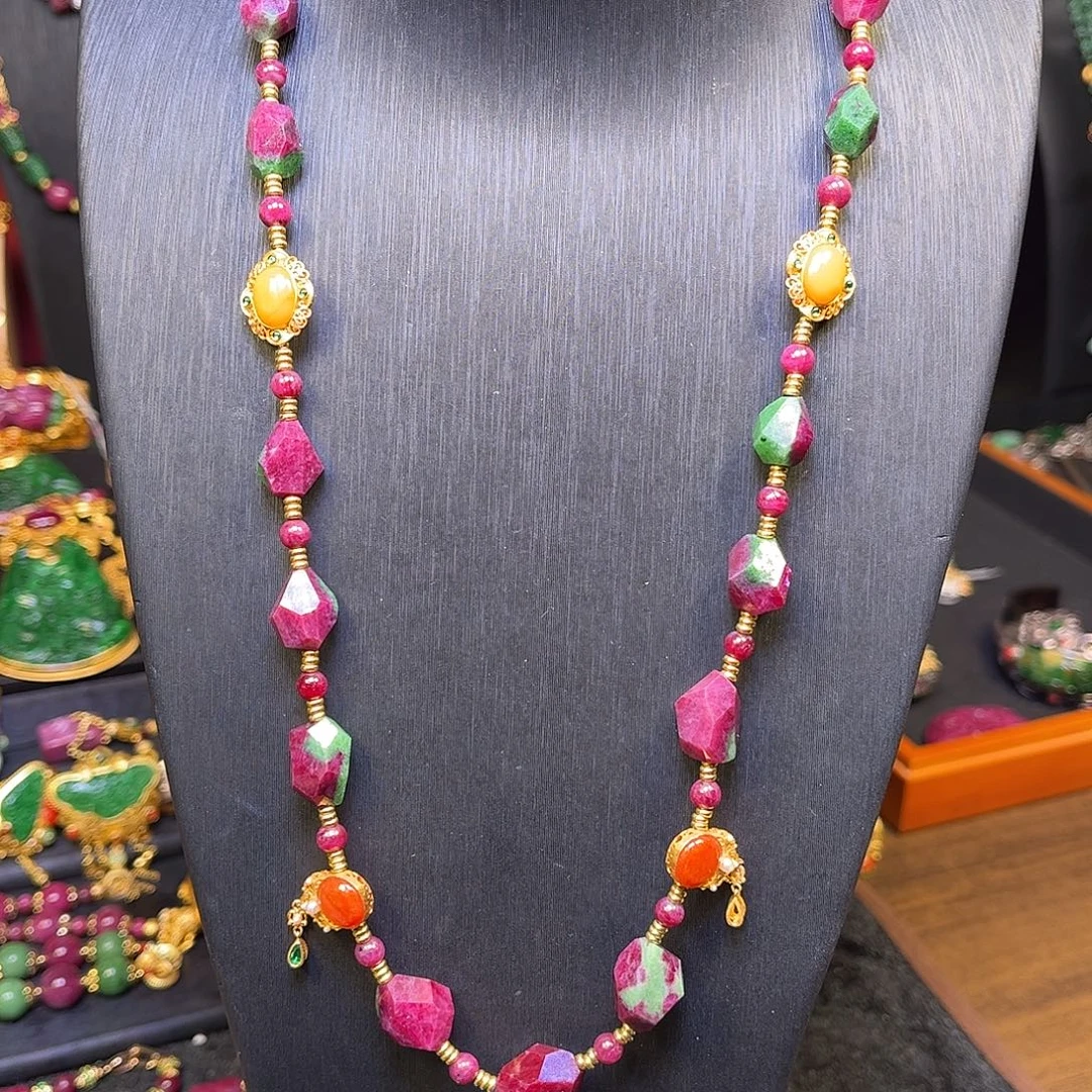 颈饰红宝石未镶嵌