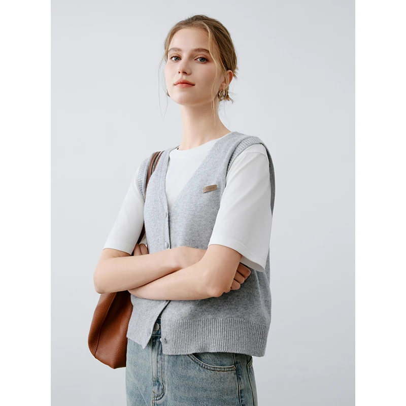 【艾w】绵羊毛不失大方针织马甲上衣2025春季新款撤柜女装