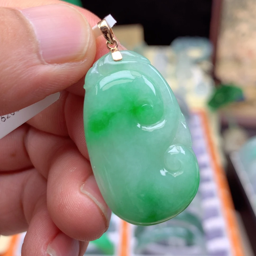 翡翠18K金镶嵌颈饰