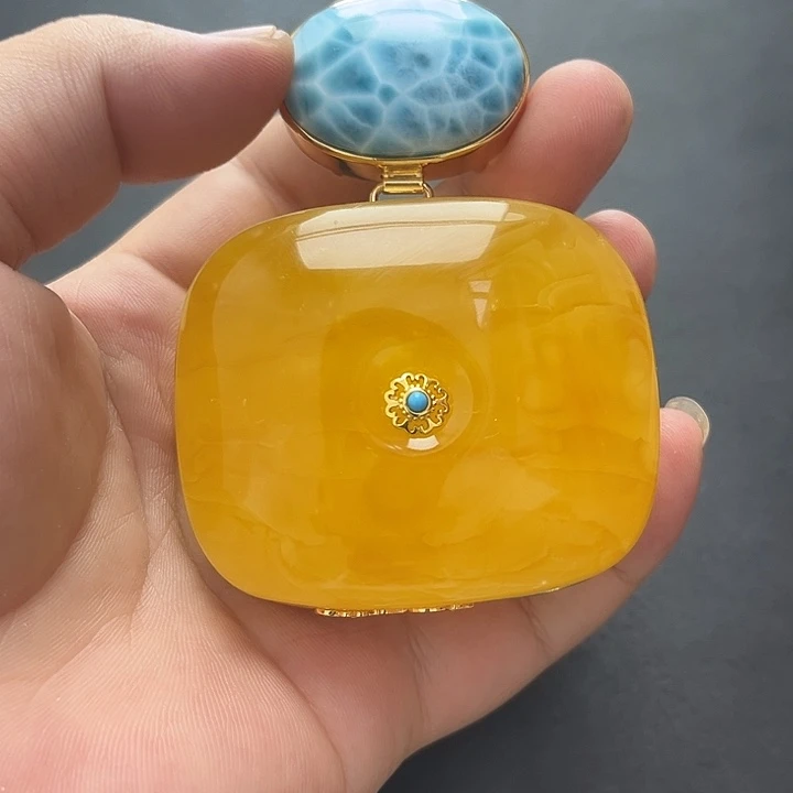 新***姐琥珀未镶嵌裸石吊坠