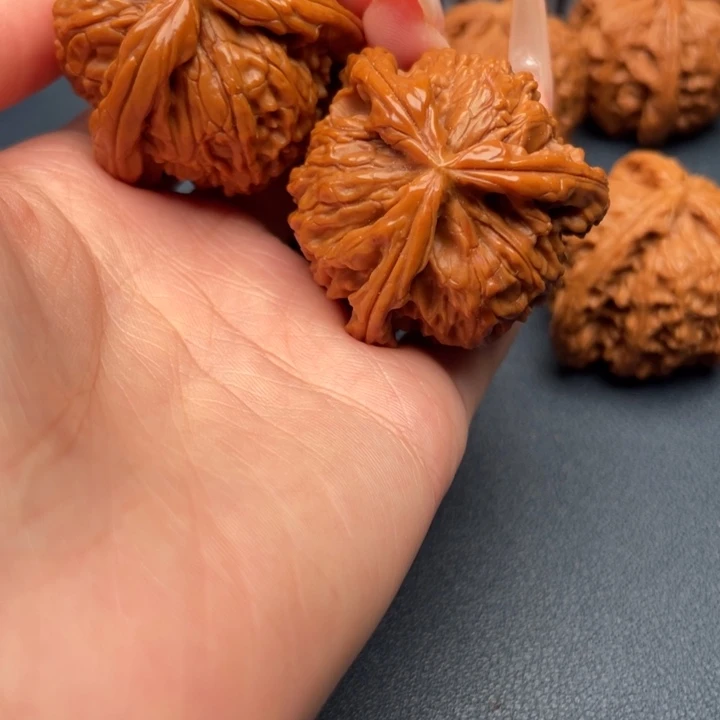 凌***晨文玩核桃吊坠白狮子