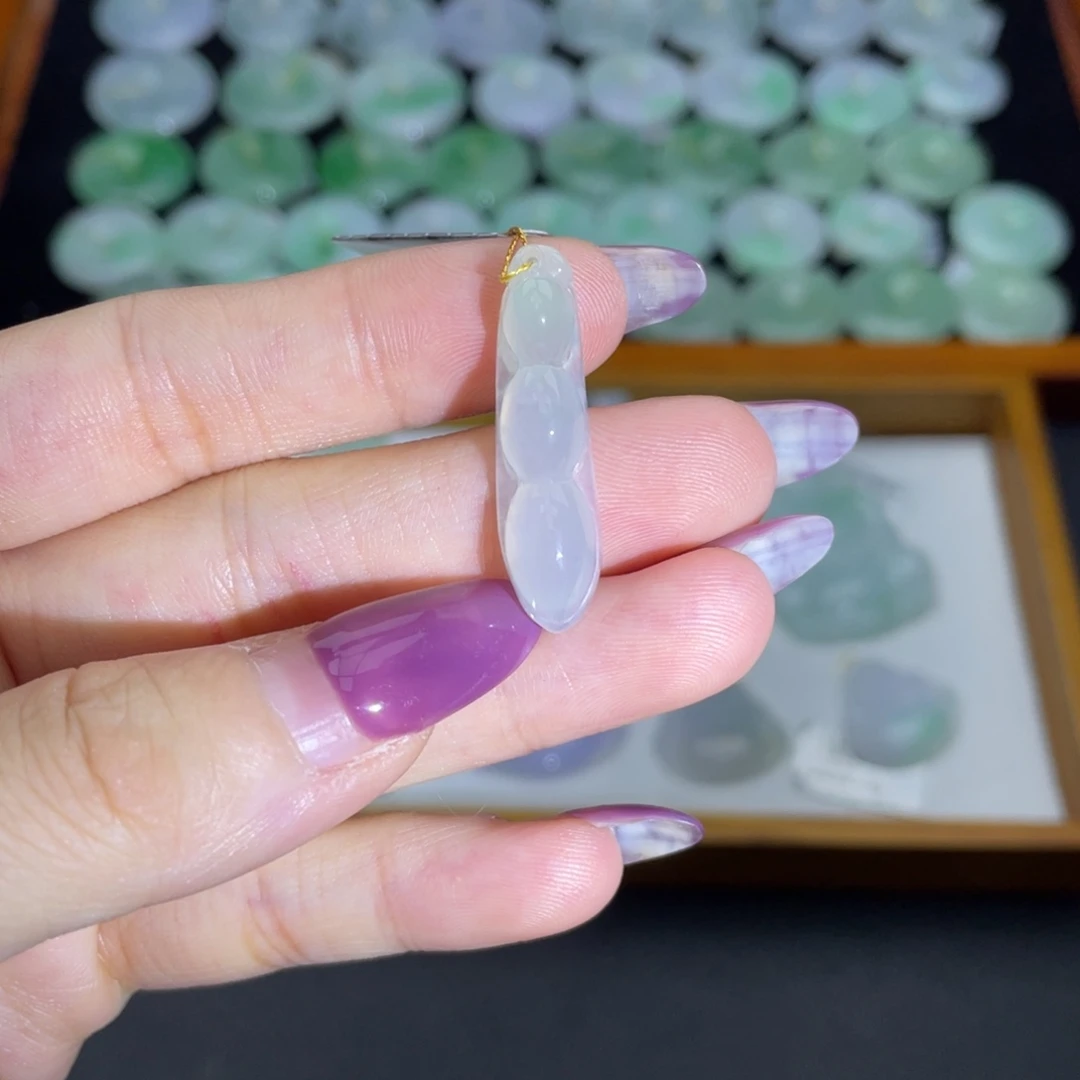 翡翠未镶嵌颈饰豆子