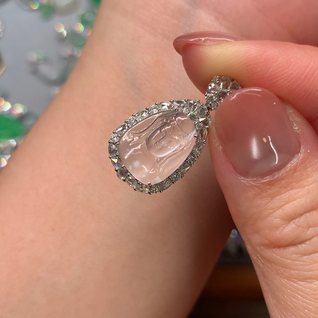 翡翠18K金镶嵌颈饰吊坠