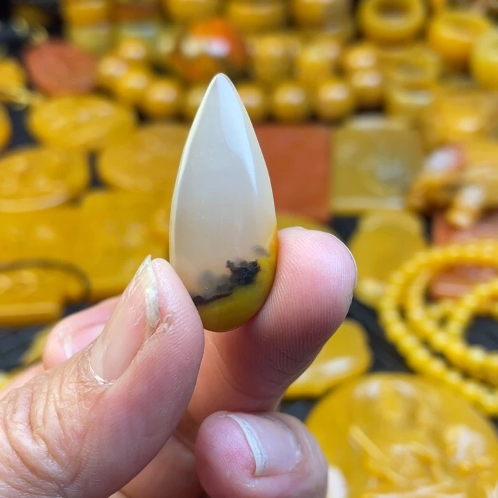 未镶嵌石英质玉（黄龙玉）颈饰