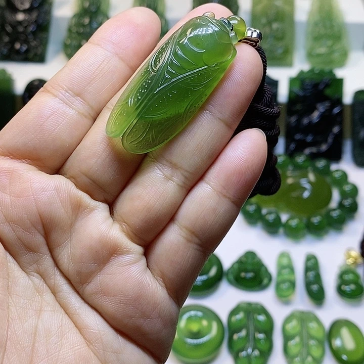 蛇纹石玉颈饰未镶嵌