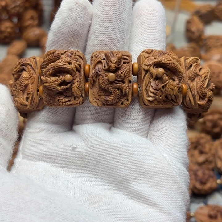 岁***淀桃核雕刻九龙手牌