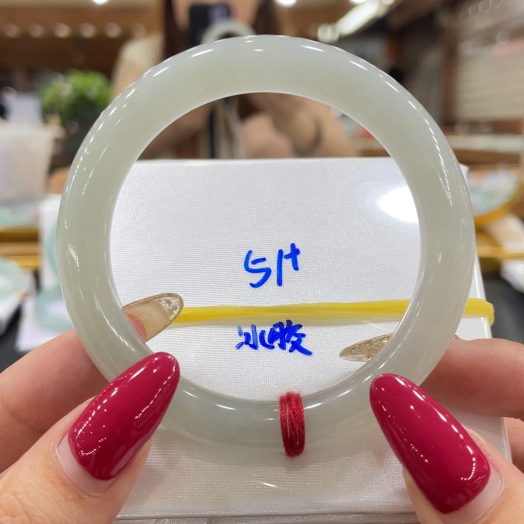 翡翠手镯未镶嵌翡翠