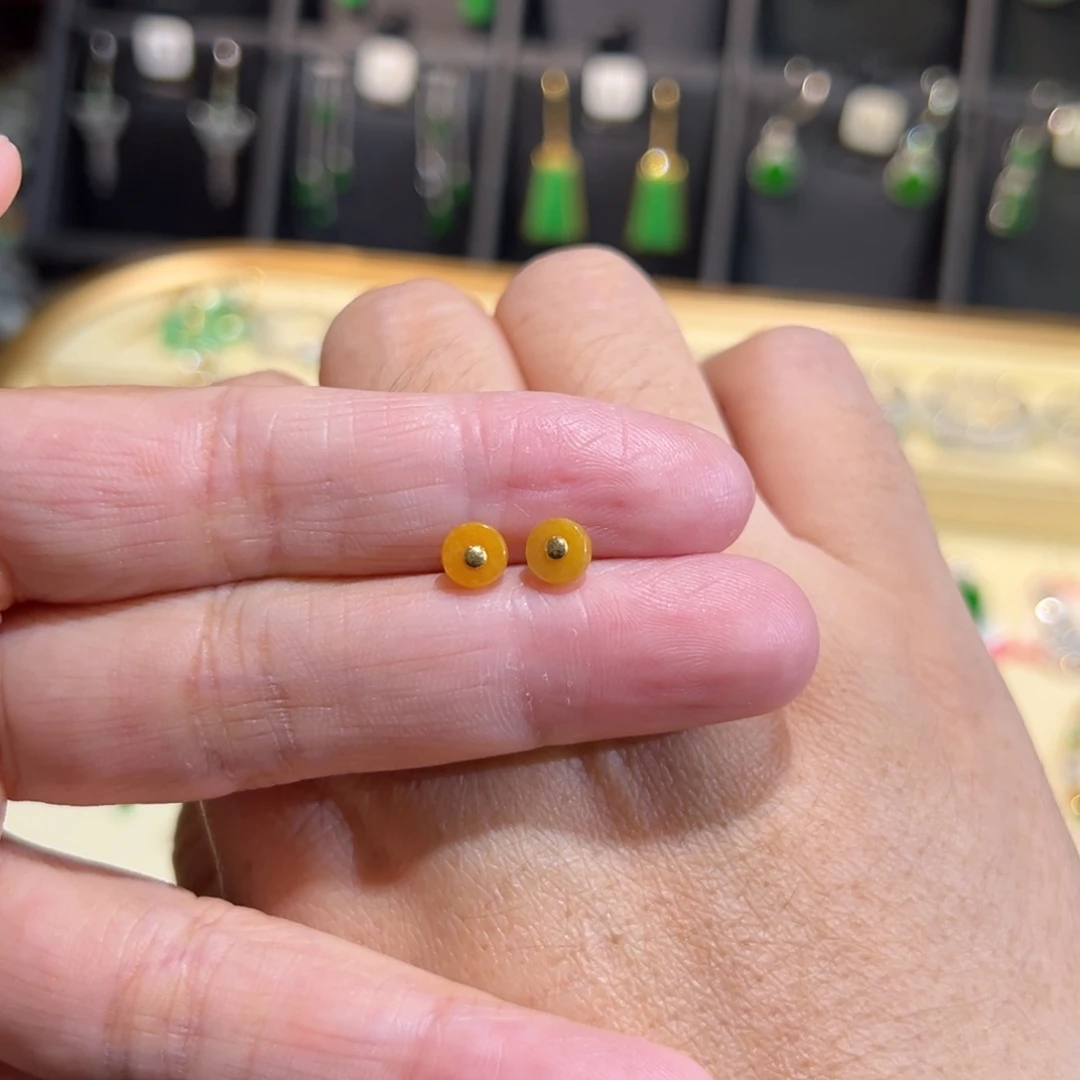 颈饰18K金镶嵌翡翠雪耳钉