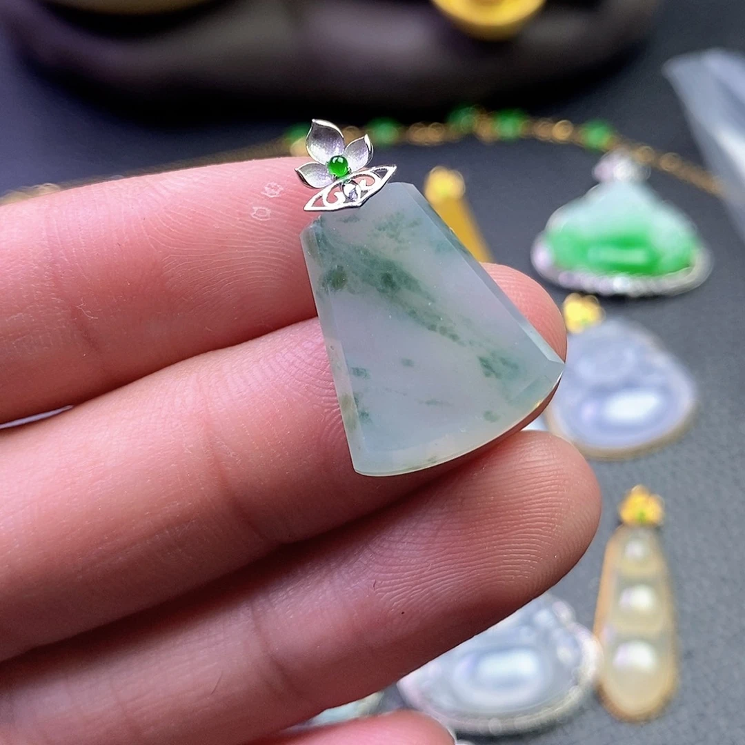 颈饰18K金镶嵌翡翠