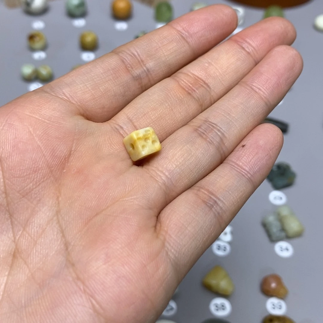 蛇纹石玉配饰合金知*