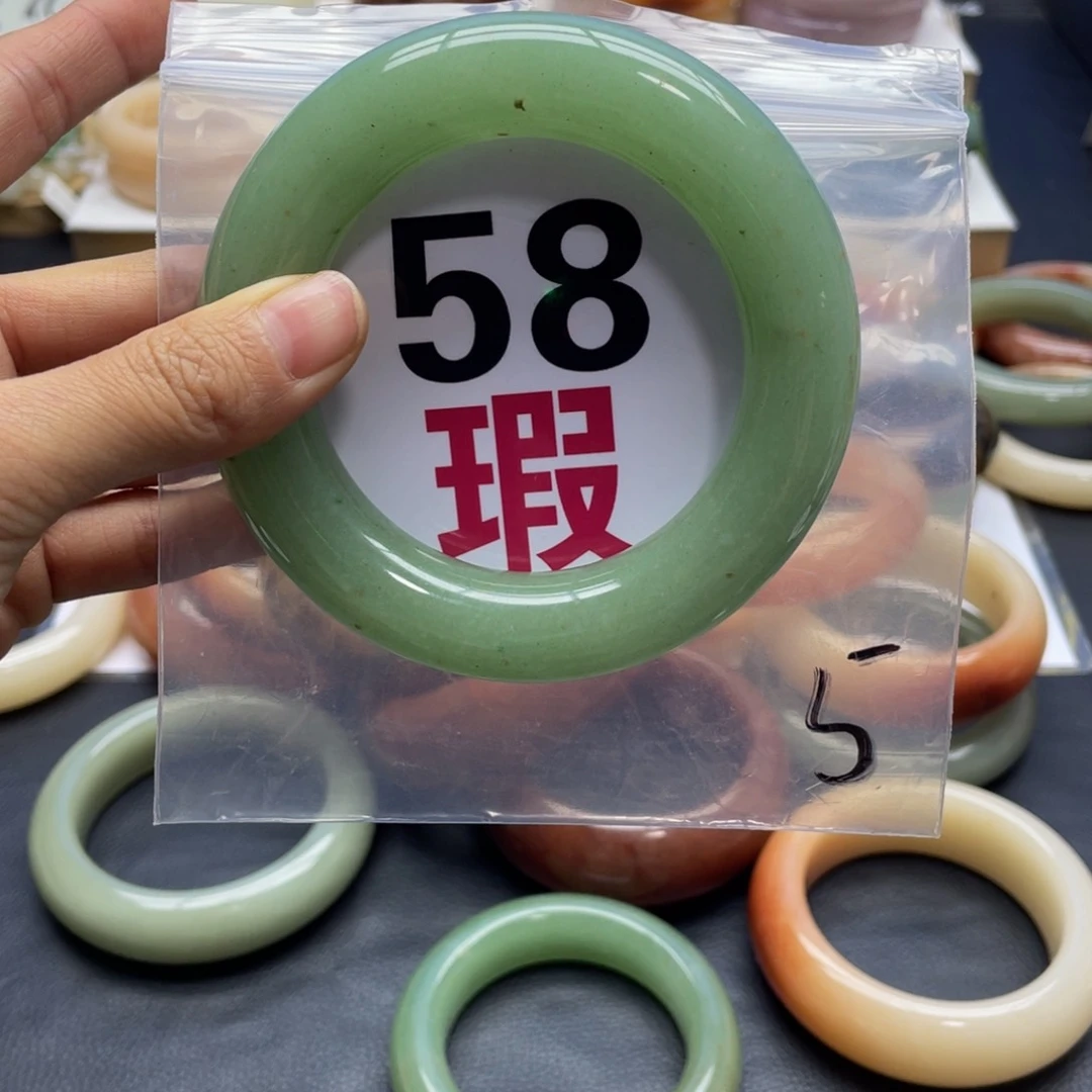 未镶嵌手镯石英质玉