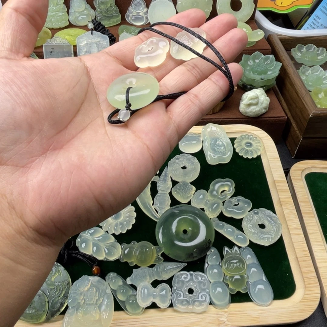 羊***乖未镶嵌蛇纹石玉颈饰