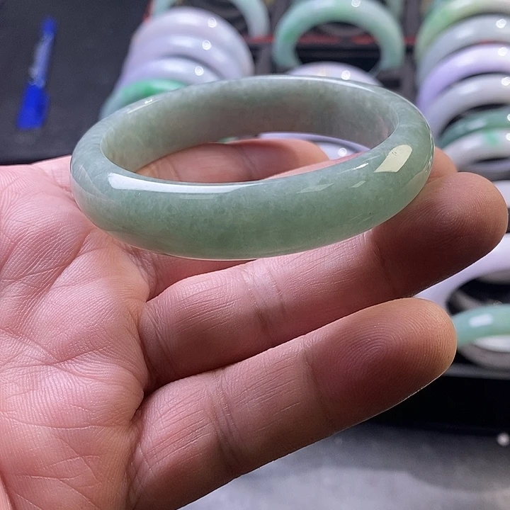 翡翠未镶嵌手镯1、正