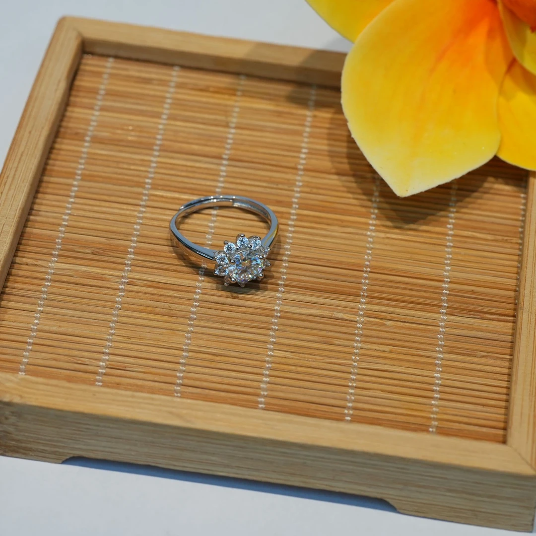 925银莫桑石戒指 1克拉太阳花银拖戒指MS027