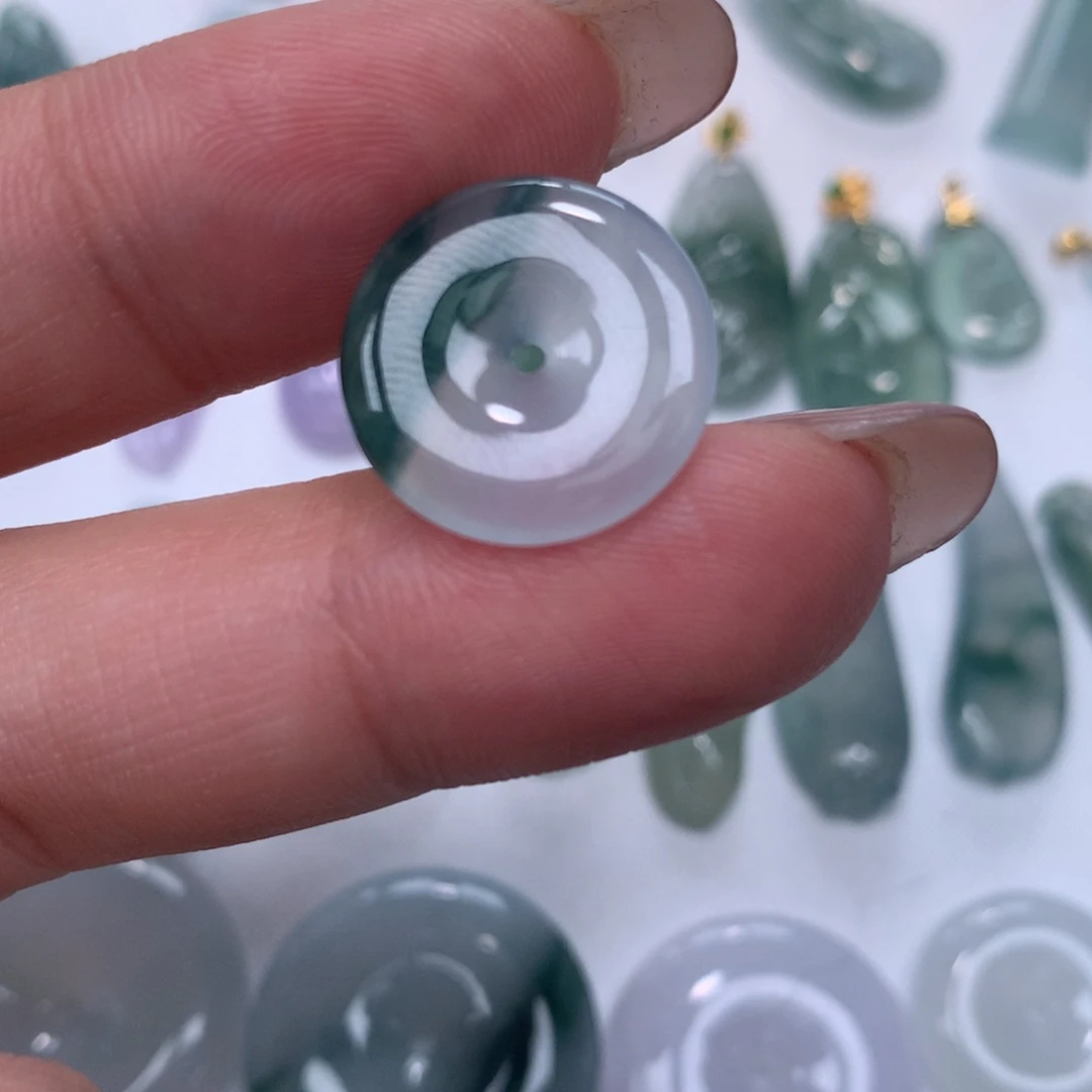 翡翠未镶嵌颈饰平安扣