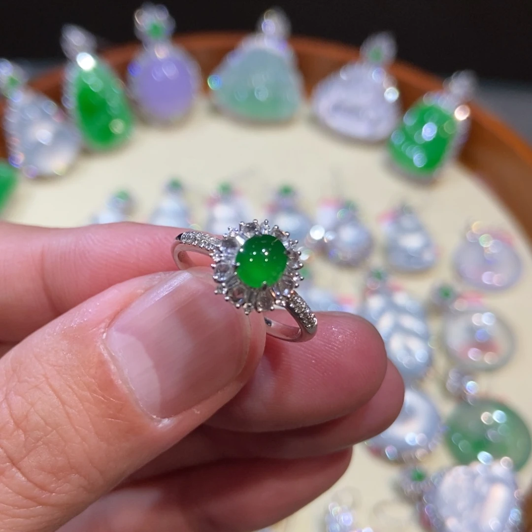 翡翠戒指18K金镶嵌戒指