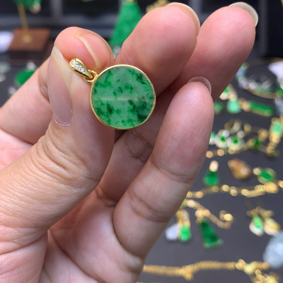 翡翠未镶嵌颈饰有纹