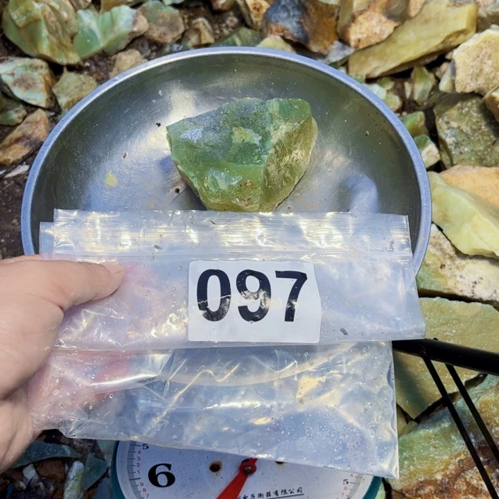 未镶嵌蛇纹石玉珠宝半成品