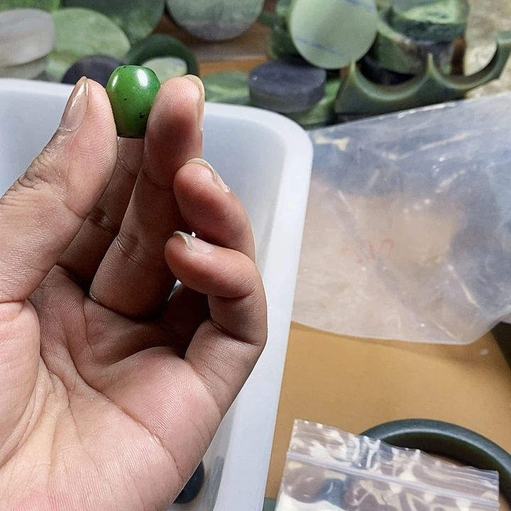 用***4和田玉（糖玉）未镶嵌珠宝半成品