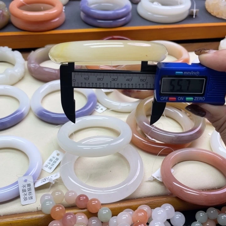 未镶嵌石英岩玉珠宝奇石